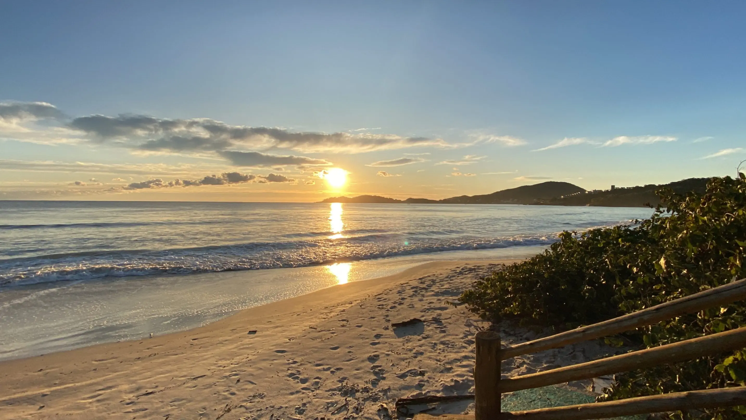Praia de Bombas em frente a Pousada Garateia